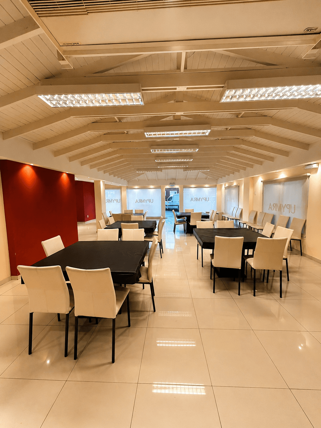 Salón principal de UPYMRA en Castro Barros 1266